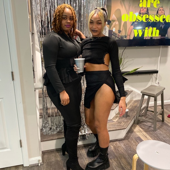 VEGAN SUEDE BACKLESS TOP - BLACK🖤 - Picture 11 of 11